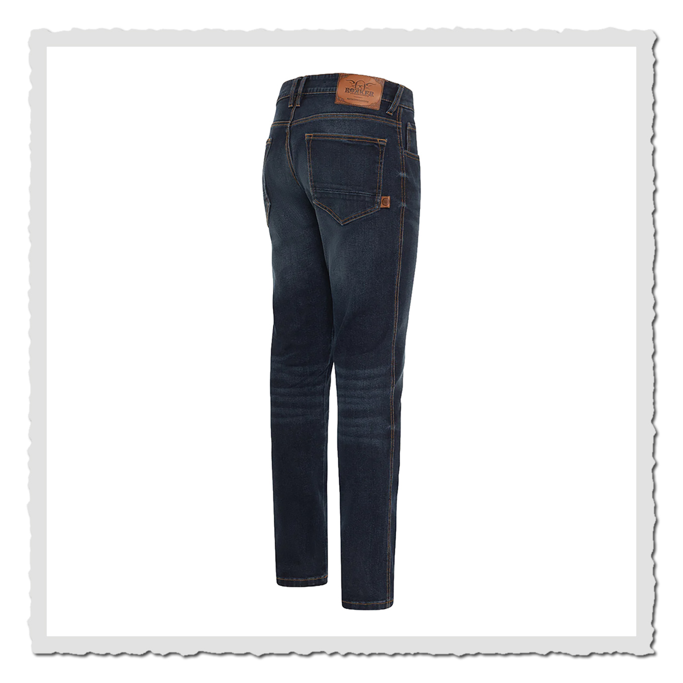 Dunkelblaue Jeans schräg von hinten mit sichtbarer Gesäßtasche und braunem Etikett auf Weiß.